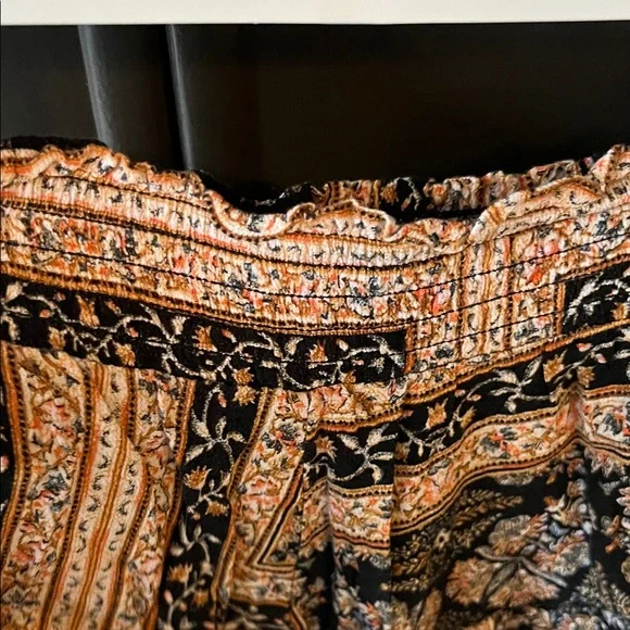 American Eagle- Boho Pull on Shorts  - Black & Tan Floral - Picture 4 of 5